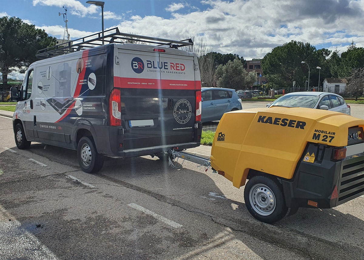 Equipo de Blue Red Saneamientos en un trabajo de pocería en Madrid